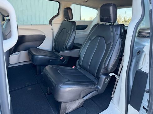 Used 2024 Chrysler Pacifica Touring-L image 16