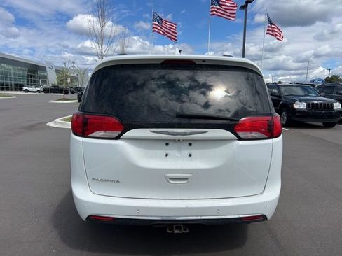 Used 2017 Chrysler Pacifica Touring-L Plus FWD image 6