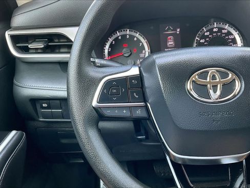 Used 2021 Toyota Highlander L FWD image 23