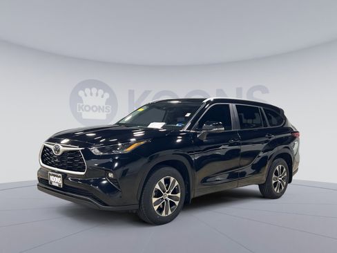 Used 2023 Toyota Highlander XLE image 1
