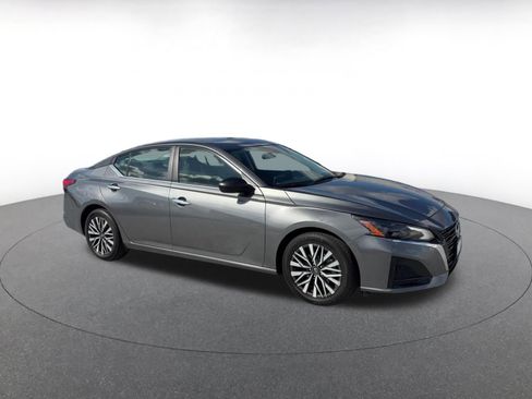 Used 2025 Nissan Altima 2.5 SV image 2