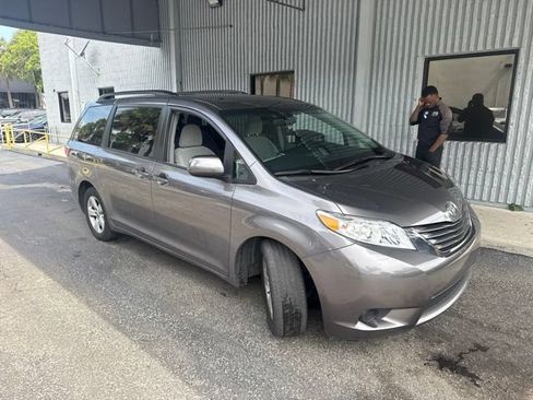Used 2017 Toyota Sienna LE FWD image 4