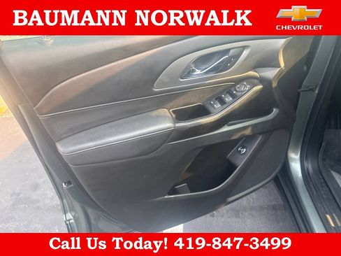 Used 2023 Chevrolet Traverse LT FWD image 16