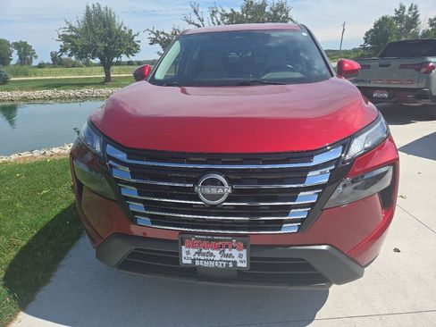 Used 2025 Nissan Rogue SV AWD/4WD image 2