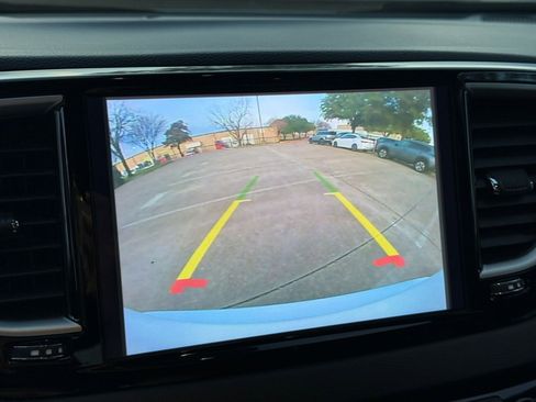 Used 2025 Chrysler Pacifica Select image 18