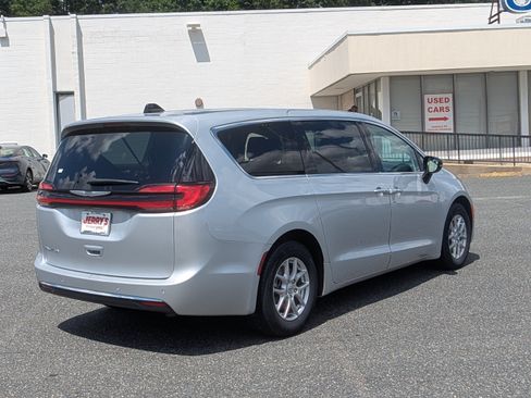 Used 2024 Chrysler Pacifica Touring-L FWD image 8