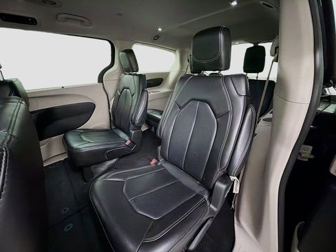 Used 2023 Chrysler Pacifica Touring-L image 23