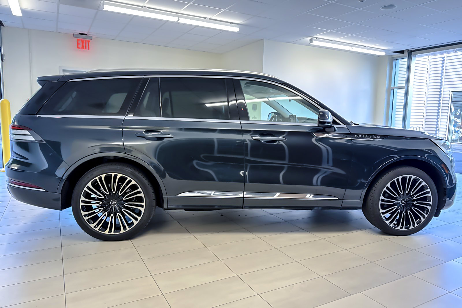 Certified 2023 Lincoln Aviator Black Label w/ Dynamic Handling Package AWD/4WD image 3
