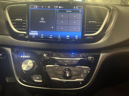 Used 2025 Chrysler Pacifica Select image 18