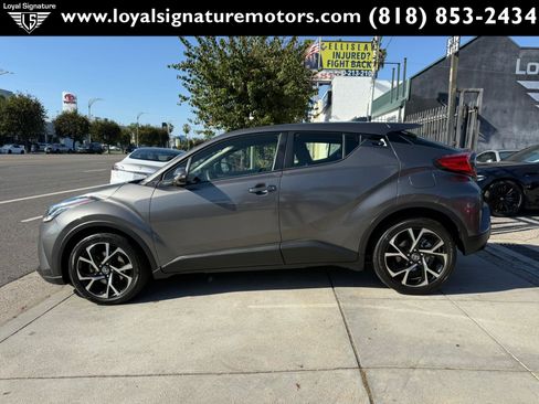 Used 2020 Toyota C-HR XLE FWD image 4