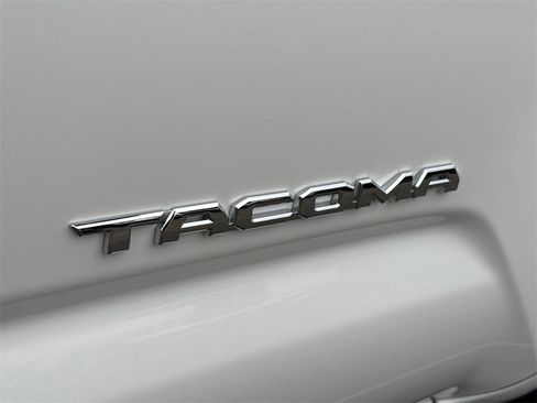 Used 2017 Toyota Tacoma TRD Off-Road image 9