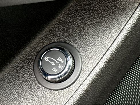 Used 2023 Chevrolet Traverse LT image 31