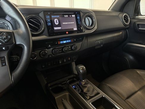 Used 2019 Toyota Tacoma TRD Off-Road AWD/4WD image 37