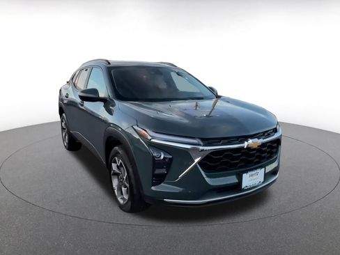 Used 2025 Chevrolet Trax LT image 3