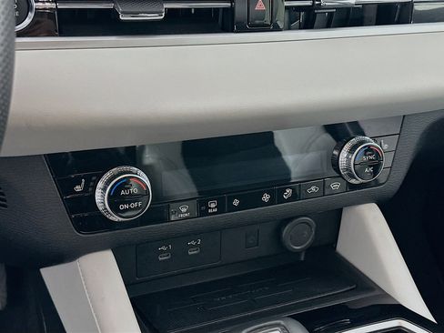 Used 2025 Mitsubishi Outlander SE image 24