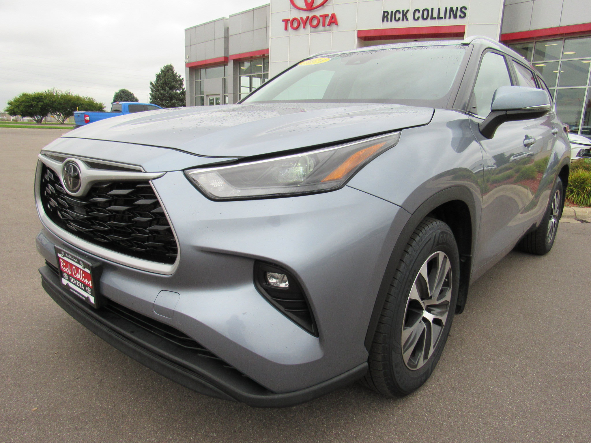 Used 2023 Toyota Highlander XLE AWD/4WD image 2