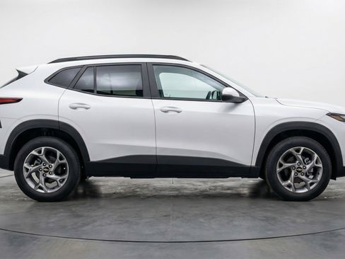 Used 2025 Chevrolet Trax LT image 11