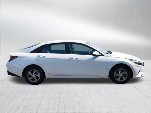 Used 2022 Hyundai Elantra SE FWD image 8