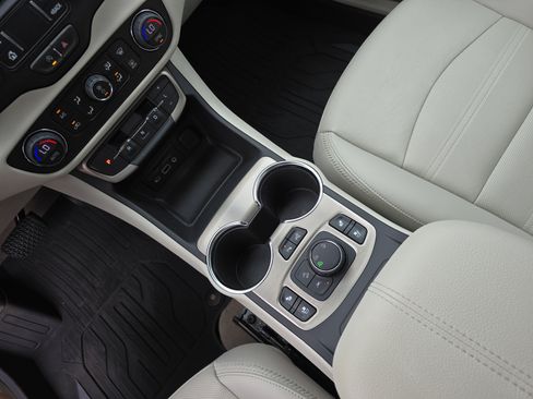 Used 2024 GMC Terrain Denali w/ Denali Premium Package AWD/4WD image 25