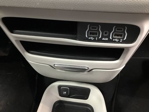 Used 2024 Chrysler Pacifica Touring-L image 25