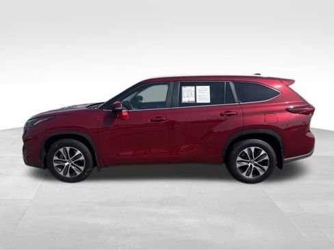 Used 2023 Toyota Highlander XLE FWD image 2