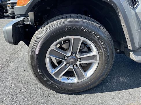 Used 2018 Jeep Wrangler Unlimited Sahara image 25