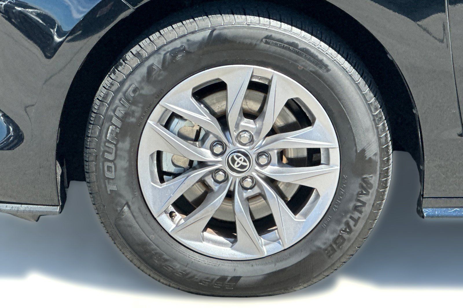Used 2026 Toyota Sienna XLE FWD image 12