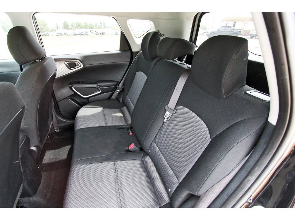 Used 2025 Kia Soul LX w/ LX Technology Package FWD image 13