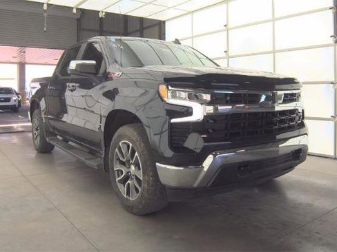 Used 2022 Chevrolet Silverado 1500 LT w/ Z71 Off-Road Package image 3