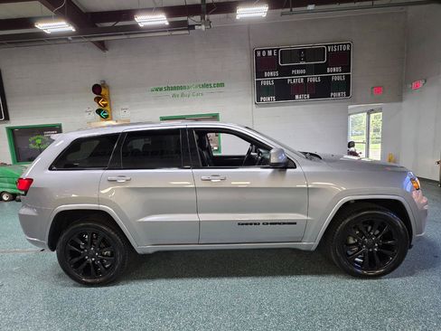 Used 2019 Jeep Grand Cherokee Altitude AWD/4WD image 5