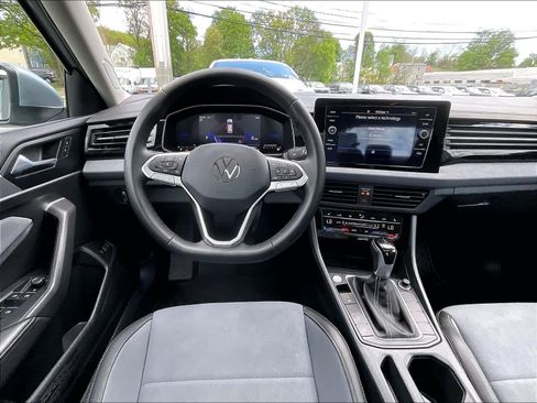 Used 2025 Volkswagen Jetta SE FWD image 17