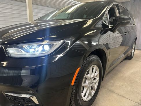 Used 2024 Chrysler Pacifica Touring-L FWD image 31
