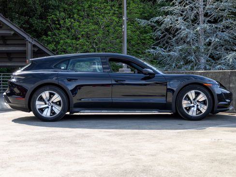 Certified 2022 Porsche Taycan 4 Cross Turismo image 11