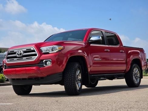 Used 2017 Toyota Tacoma Limited w/ Tow Package AWD/4WD image 23