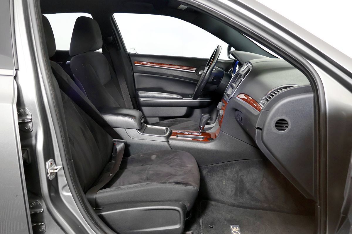 Used 2012 Chrysler 300 RWD image 34