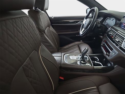 Used 2017 BMW 750i image 12