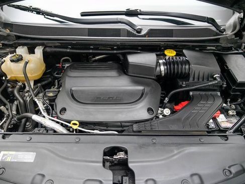 Used 2019 Chrysler Pacifica Touring-L w/ S Appearance Package image 11