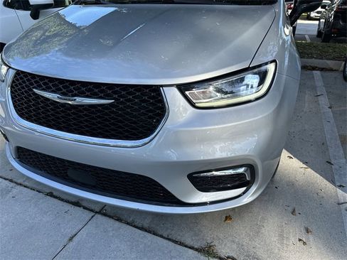 Used 2024 Chrysler Pacifica Touring-L image 24