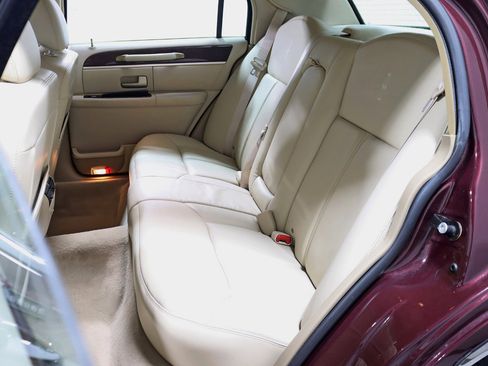 Used 2010 Lincoln Town Car Signature Limited RWD image 22