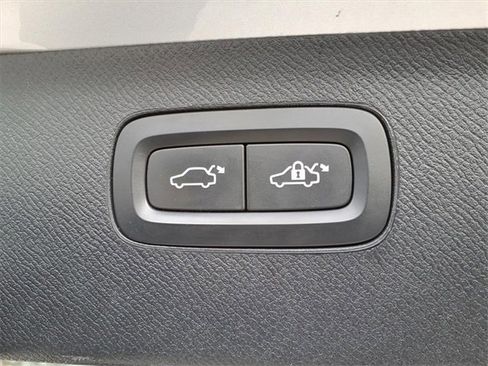 Used 2018 Volvo XC90 T6 Momentum w/ Convenience Package image 11