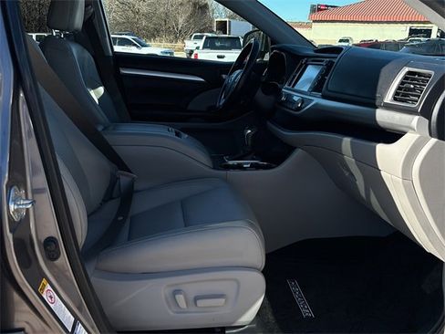 Used 2017 Toyota Highlander XLE image 11
