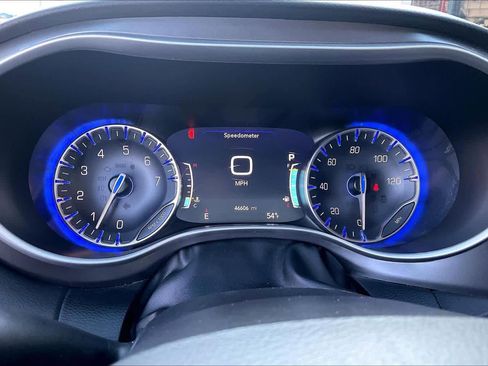 Used 2024 Chrysler Pacifica Touring-L image 25