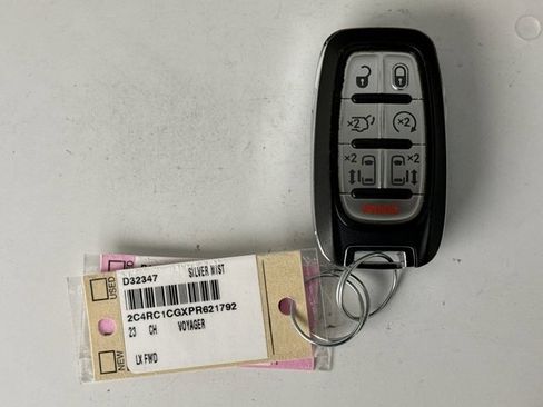 Used 2023 Chrysler Voyager LX image 10
