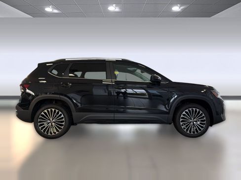New 2026 Volkswagen Taos SE FWD image 8