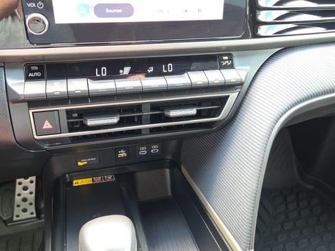 Used 2025 Toyota Camry SE FWD image 22
