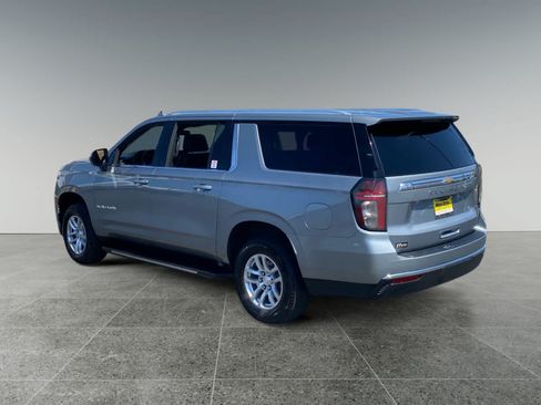 Used 2024 Chevrolet Suburban LT RWD image 3