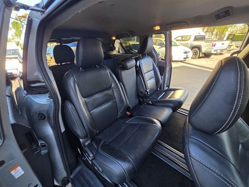 Used 2019 Toyota Sienna SE w/ Carpet Mat Package FWD image 17