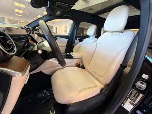 Used 2024 Mercedes-Benz GLC 300 4MATIC image 11