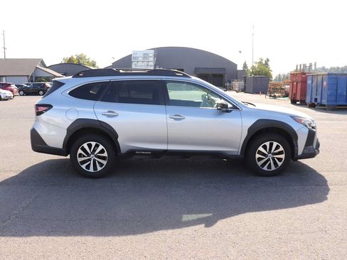 Used 2023 Subaru Outback Premium AWD/4WD image 4