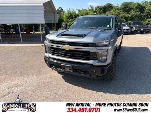 Used 2024 Chevrolet Silverado 2500 Custom w/ Custom Value Package AWD/4WD image 4